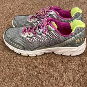 3/$24 Fila Size 7 Women’s Sneakers